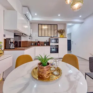 Vibes, Indoor Parking, Breakfast & Air Conditioning Appartement
